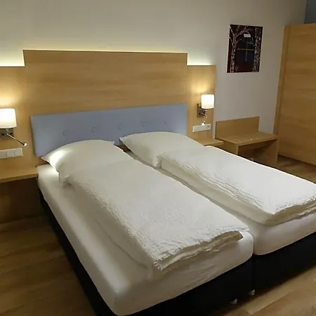 Leister Hotel 3*